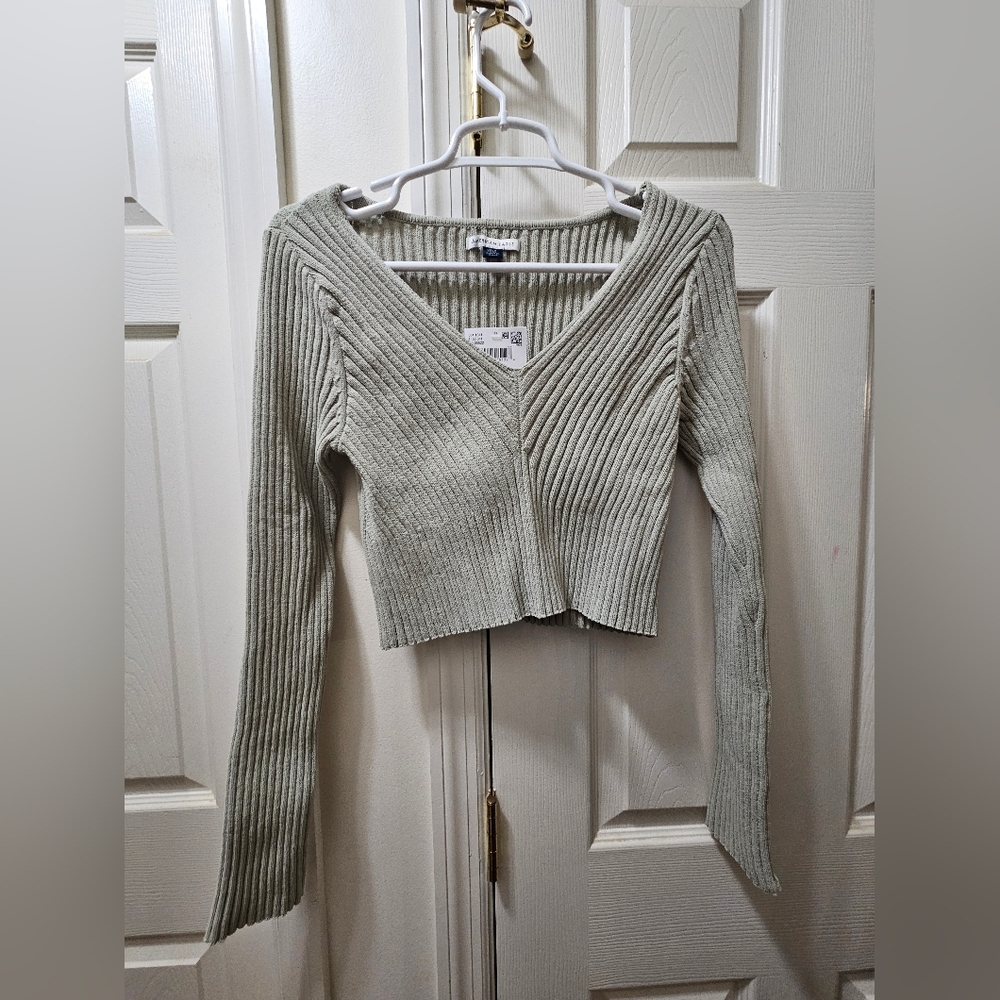 American Eagle Outfitters Ribbed V-Neck Crop Top in Light Gray